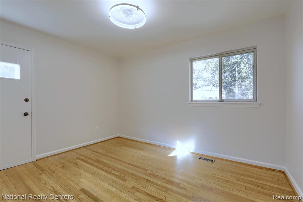 13369 Winchester Avenue, Huntington Woods, MI — Photo 17