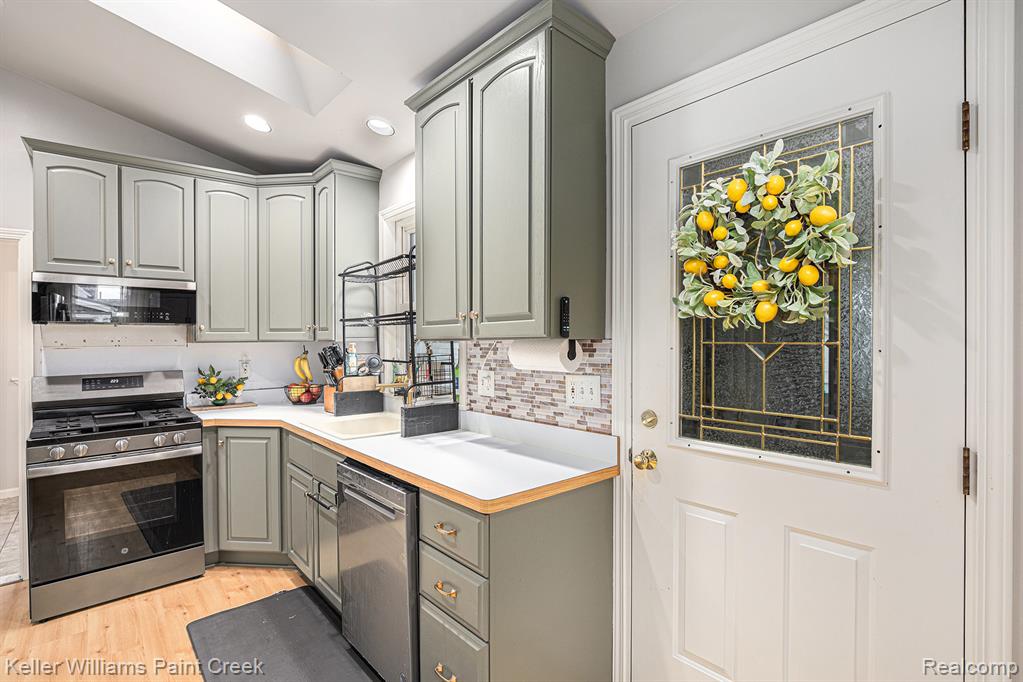 325 West Flint Street, Lake Orion, MI 48362 — Photo 8