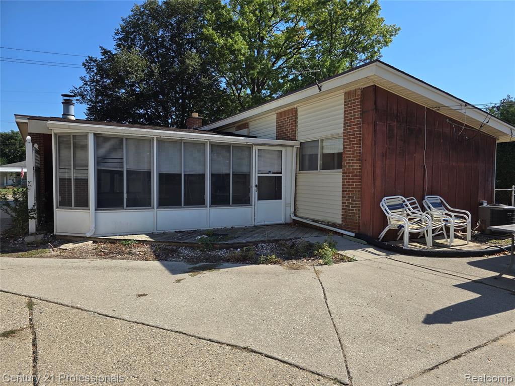 489 Henry Ruff Road, Garden City, MI — Photo 23