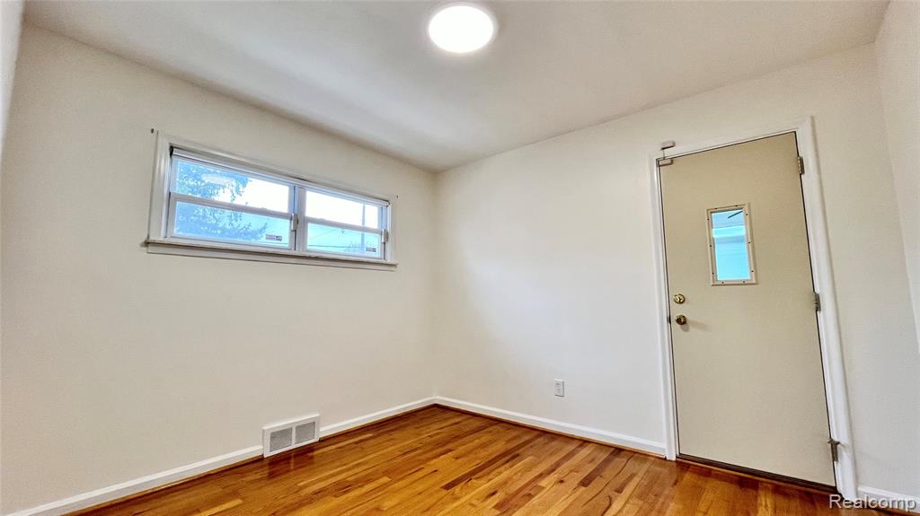 8252 Dale Street, Dearborn Heights, MI 48127 — Photo 15