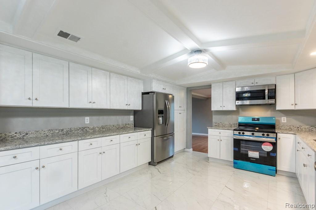5394 Pond Bluff Drive, West Bloomfield, MI 48323 — Photo 9