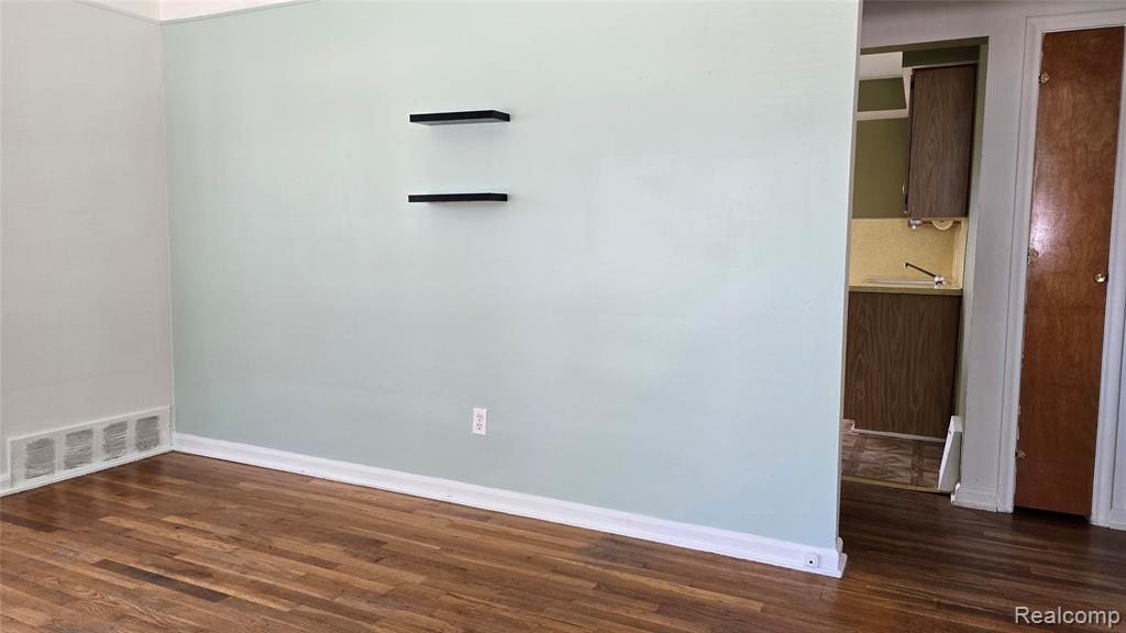 828 E Hayes Avenue, Hazel Park, MI 48030 — Photo 5