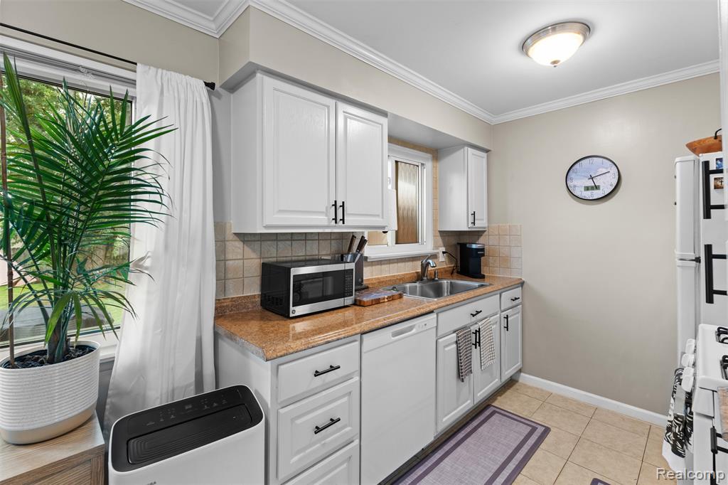 2235 Mentone Street, Wolverine Lake, MI 48390 — Photo 3