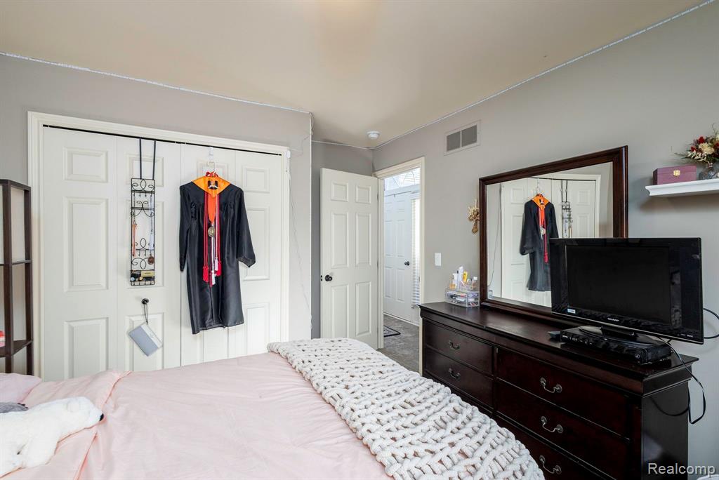 5687 GREGORY Drive, Utica, MI 48317 — Photo 22