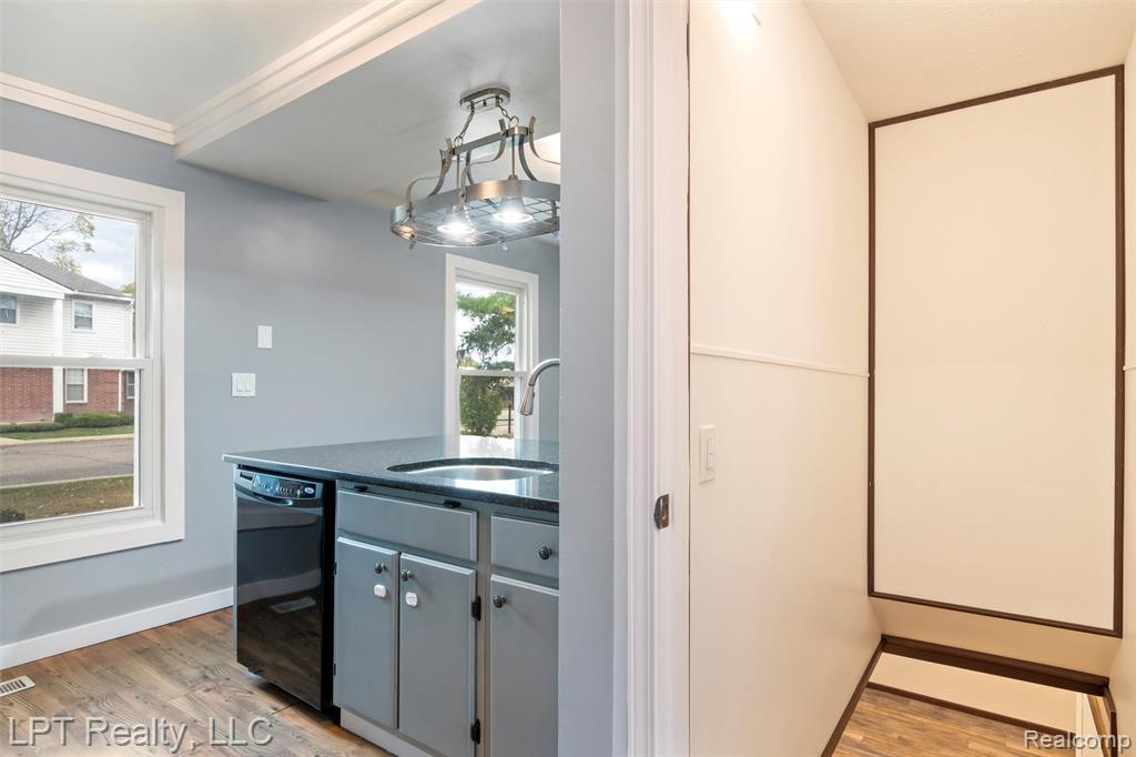 38201 Carolon Boulevard, 17B, Westland, MI — Photo 20