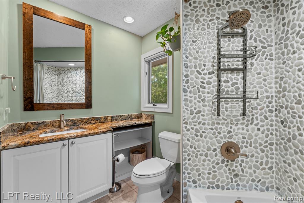 5075 Canyon Oaks Drive, Brighton, MI 48114 — Photo 17