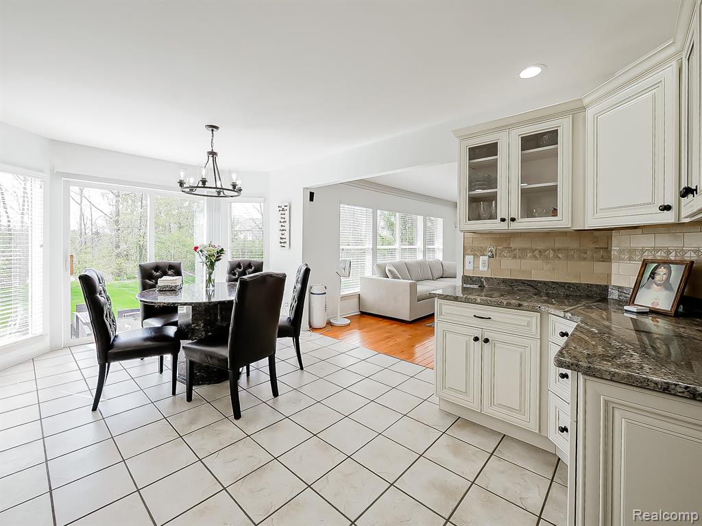 5221 Sandlewood Drive, Commerce Twp, MI 48382 — Photo 18