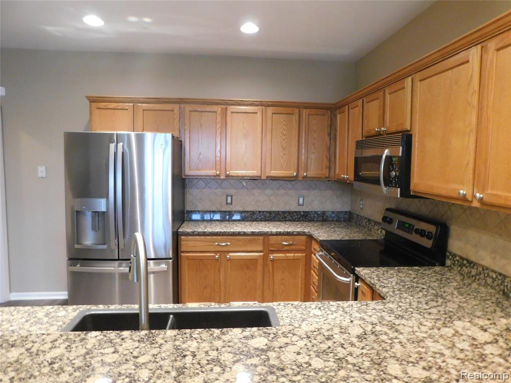 5589 Twin Oaks Drive, Sterling Heights, MI 48314 — Photo 11