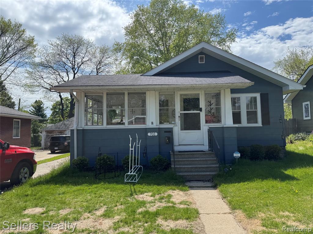 701 Saint Clair Avenue, Flint, MI 48504 — front exterior