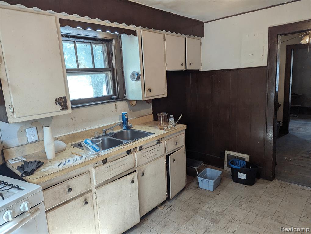 69 W RUTGERS Avenue, Pontiac, MI 48340 — Photo 13