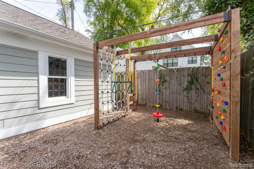 924 N Maple Avenue, Royal Oak, MI 48067 — Photo 58