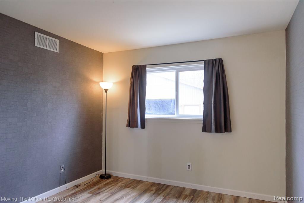 6061 N DOWLING Street, Westland, MI — Photo 16