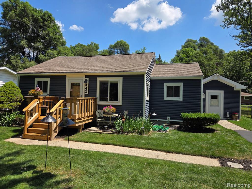 445 Clark Road, Highland, MI