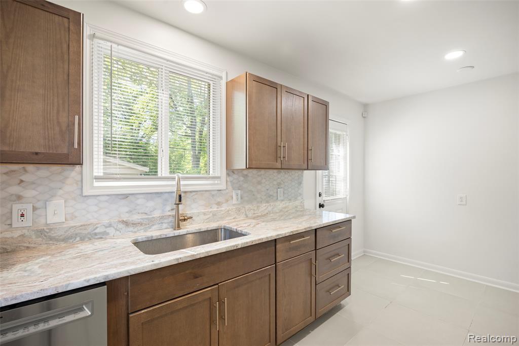 24691 Kipling Street, Oak Park, MI 48237 — Photo 8