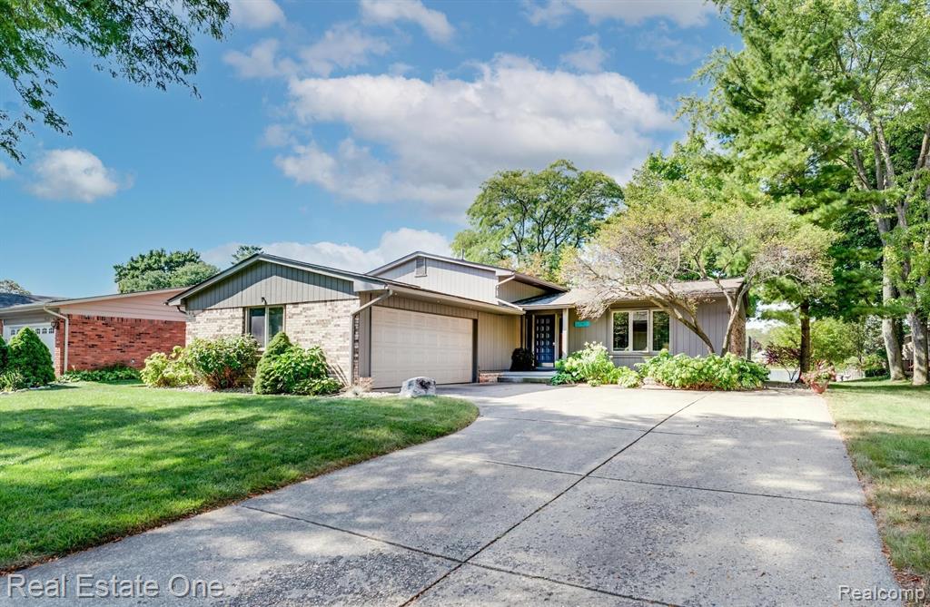 6749 LITTLE CREEK Drive, Troy, MI 48085 — Photo 2