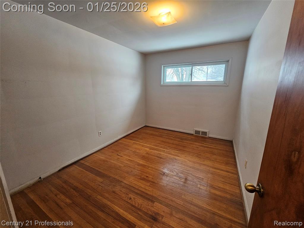 6582 Sterling Court, Garden City, MI — Photo 9