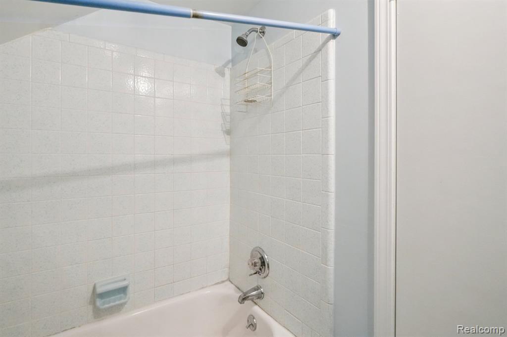 9551 Ellis Road, Clarkston, MI 48348 — Photo 35