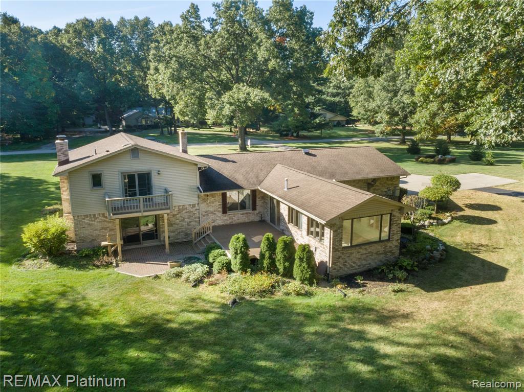 3750 Burwood Lane, Highland, MI — Photo 2