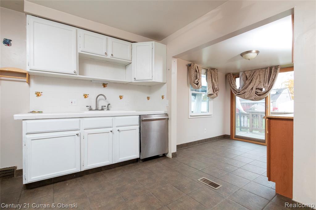 7077 Deering Street, Garden City, MI — Photo 6
