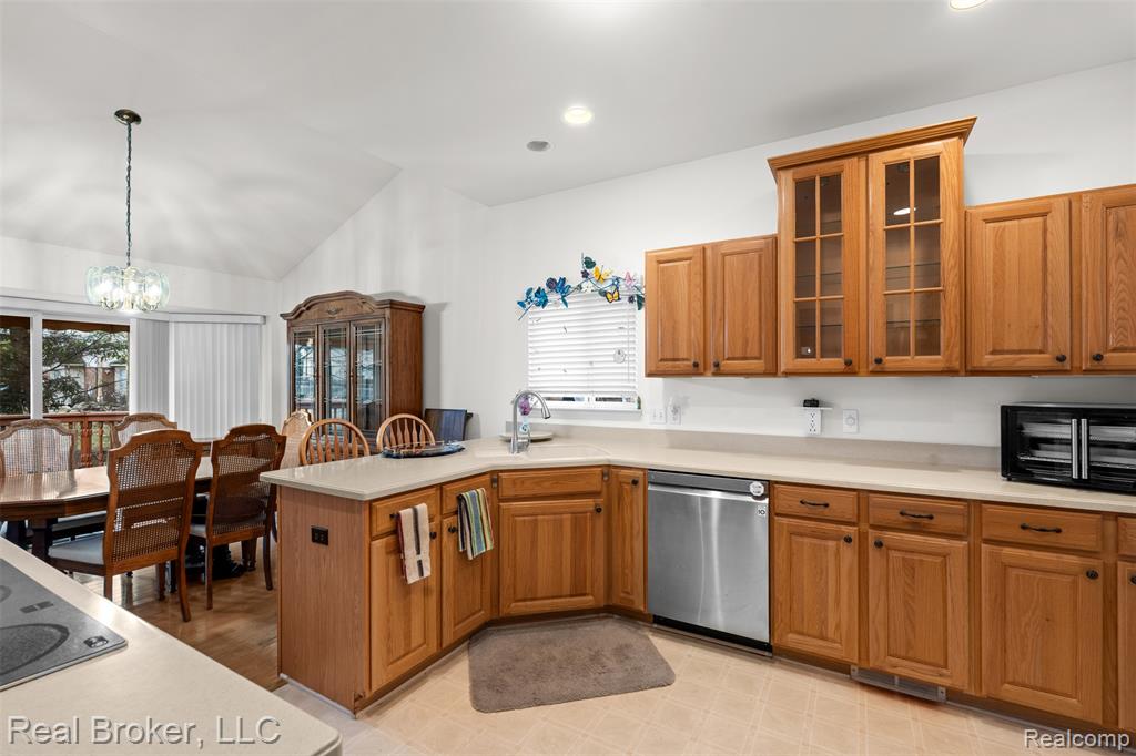 5776 Woodview Drive, 6, Sterling Heights, MI 48314 — Photo 12