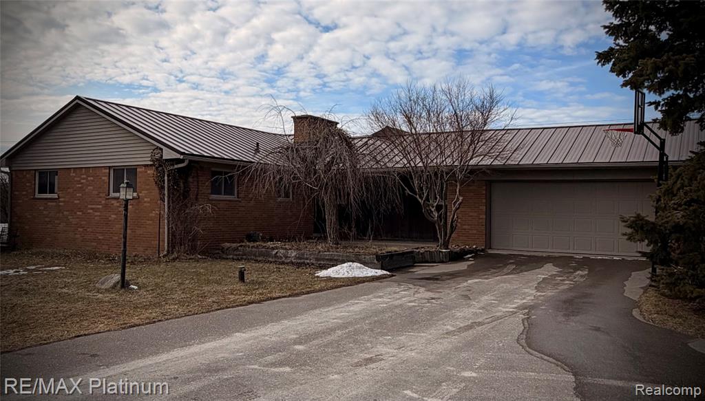2525 Fisher Road, Howell, MI 48855