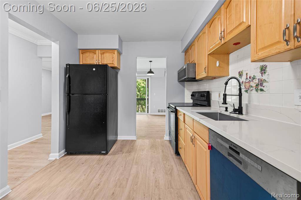 33693 Pondview Circle, Livonia, MI 48152 — Photo 8