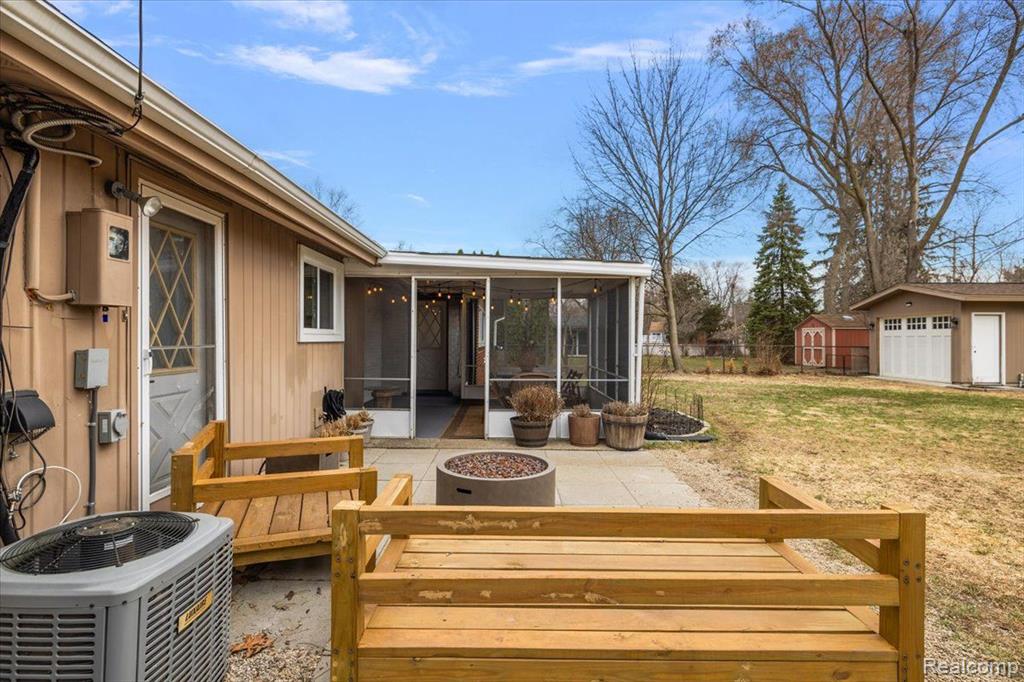 2068 GLENCOVE Road, Wolverine Lake, MI 48390 — Photo 33