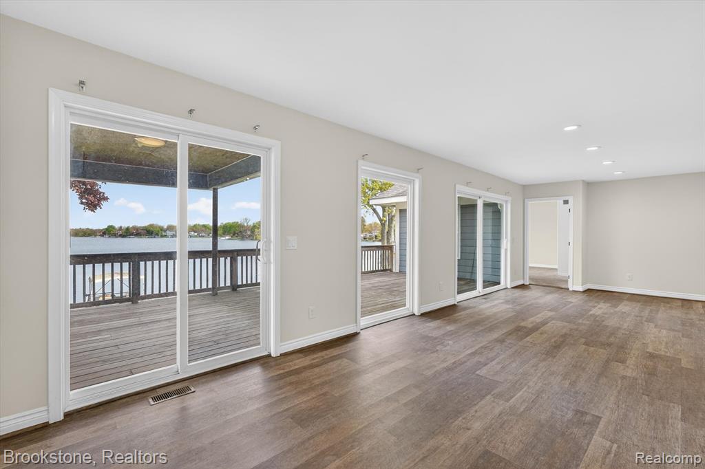 3695 Lotus Drive, Waterford, MI 48329 — Photo 10