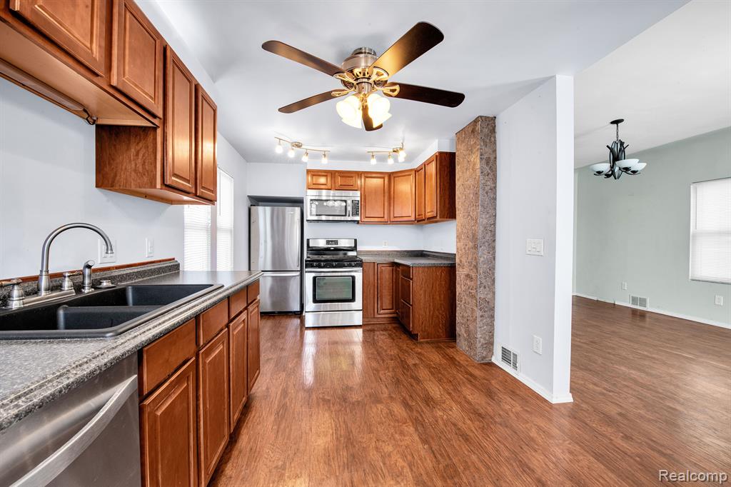 555 CHESTNUT Street, Wyandotte, MI 48192 — Photo 19