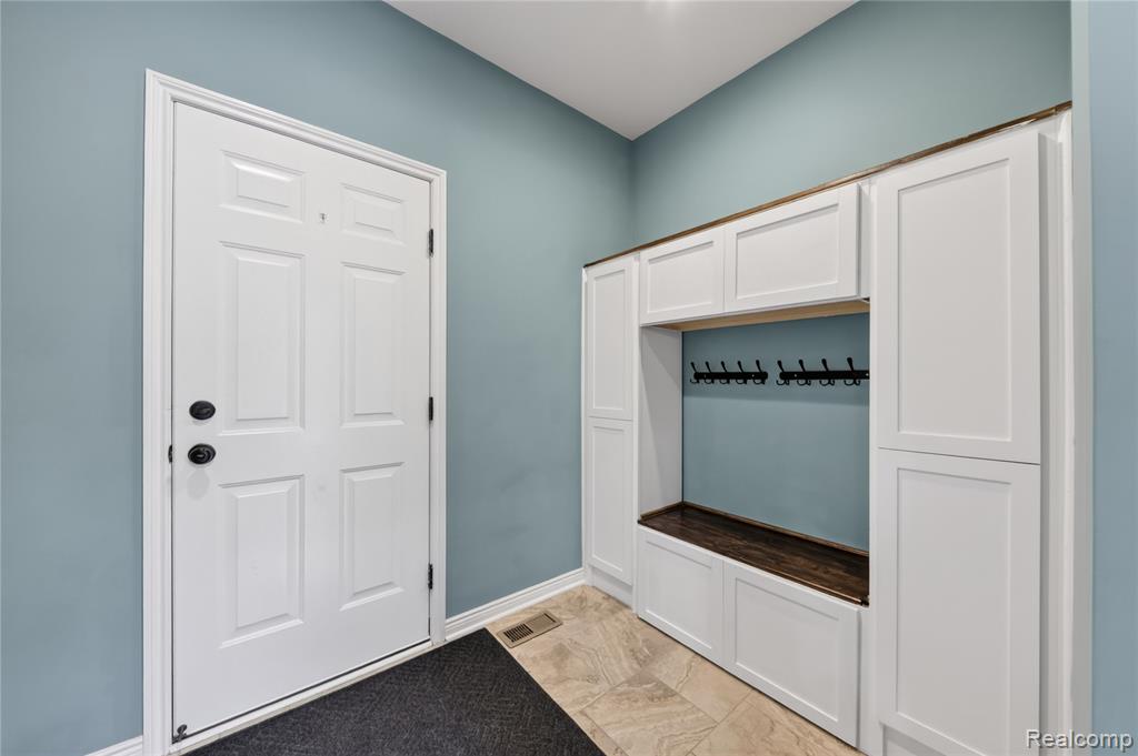 9665 Windsor Lane, Clarkston, MI 48348 — Photo 40