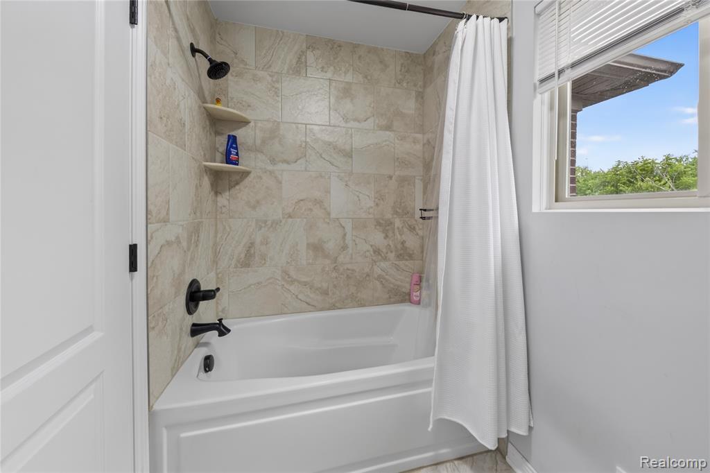 9665 Windsor Lane, Clarkston, MI 48348 — Photo 58