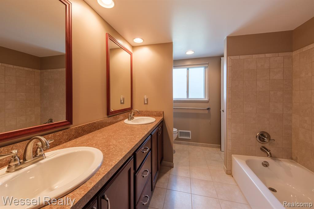 6769 DONNYBROOK Drive, Shelby Twp, MI 48316 — Photo 25