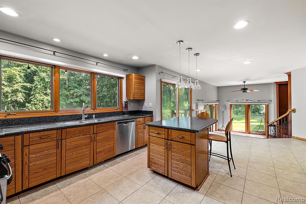 8398 ELKRUN Drive, Clarkston, MI 48348 — Photo 13