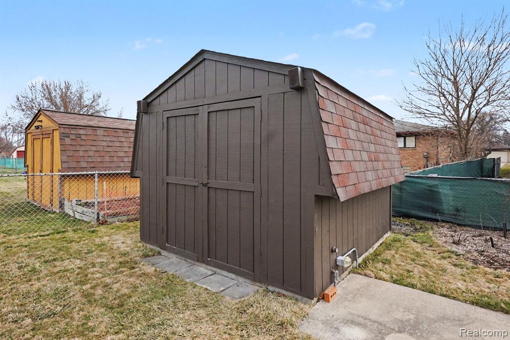 39712 Crystal Drive, Sterling Heights, MI 48310 — Photo 27