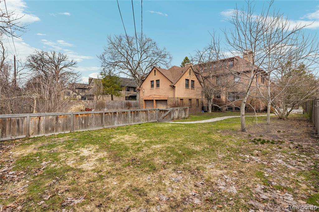 2475 Iroquois Street, Detroit, MI 48214 — Photo 96