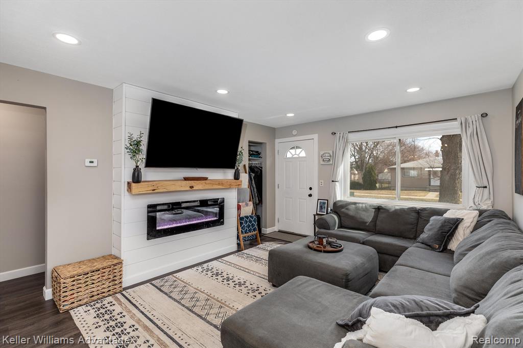 4516 EDGEWOOD Street, Dearborn Heights, MI 48125 — Photo 3