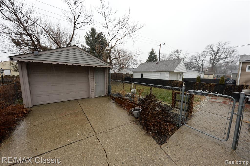 872 E Rowland Avenue, Madison Heights, MI 48071 — Photo 15