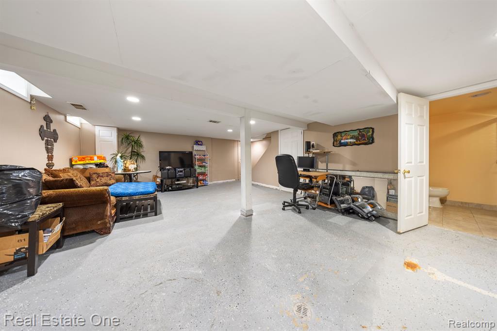 4275 NICKOLAS Drive, Sterling Heights, MI 48310 — Photo 33