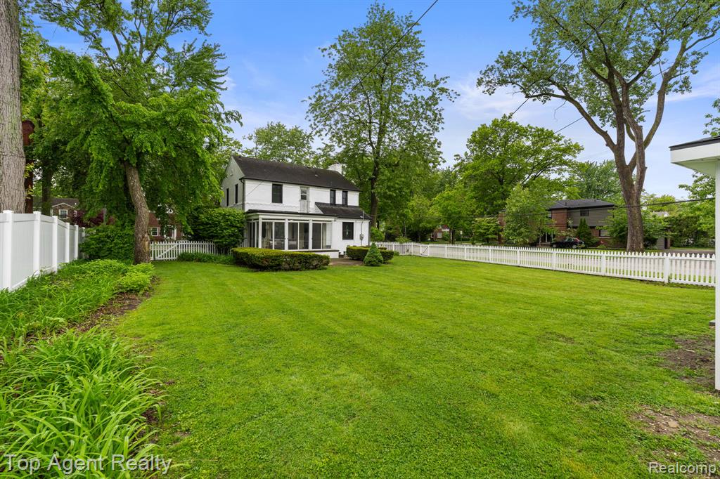 1894 Broadstone Road, Grosse Pointe Woods, MI 48236 — Photo 41