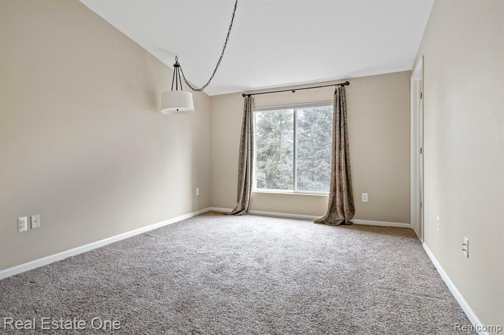 6975 EDGEWATER Drive, Troy, MI 48085 — Photo 17