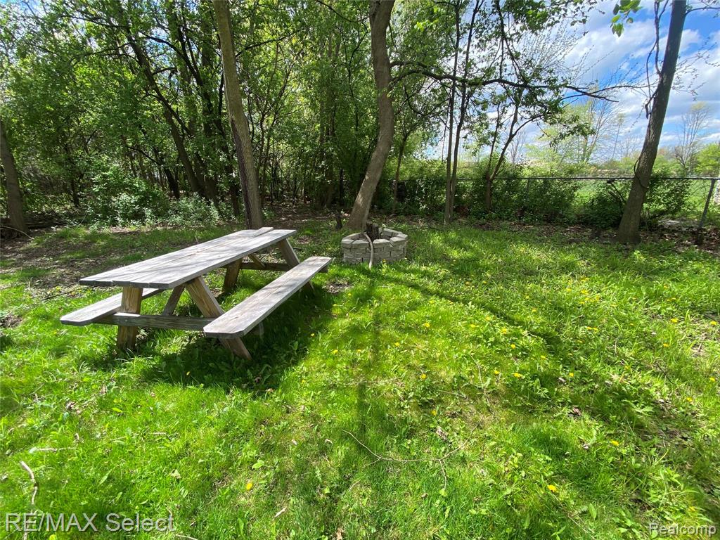 607 W Girard Avenue, Madison Heights, MI 48071 — Photo 6