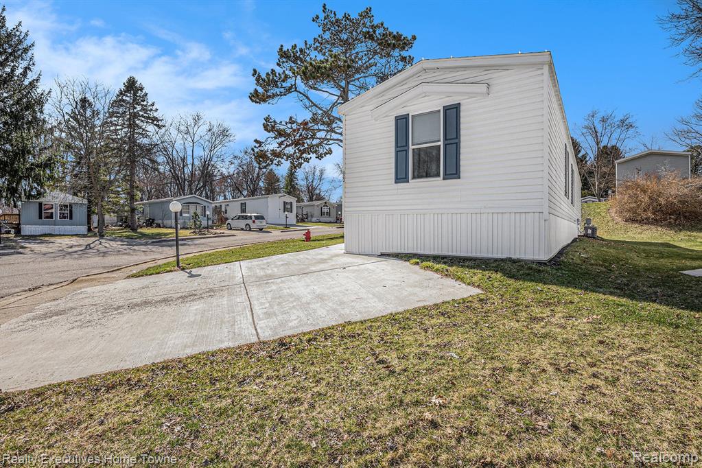 423 Elm Ct, Oakland, MI — Photo 2