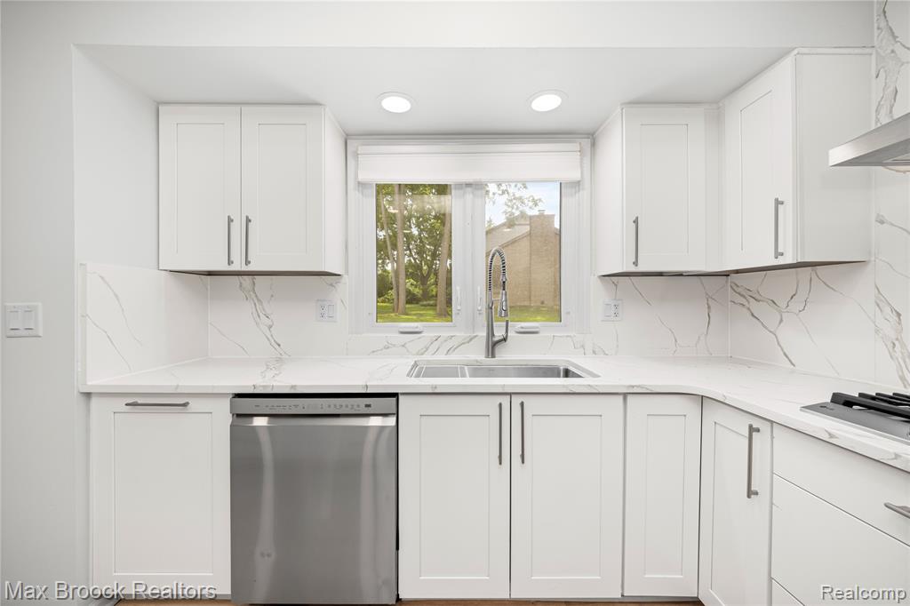 4490 Strathdale Lane, West Bloomfield, MI 48323 — Photo 24