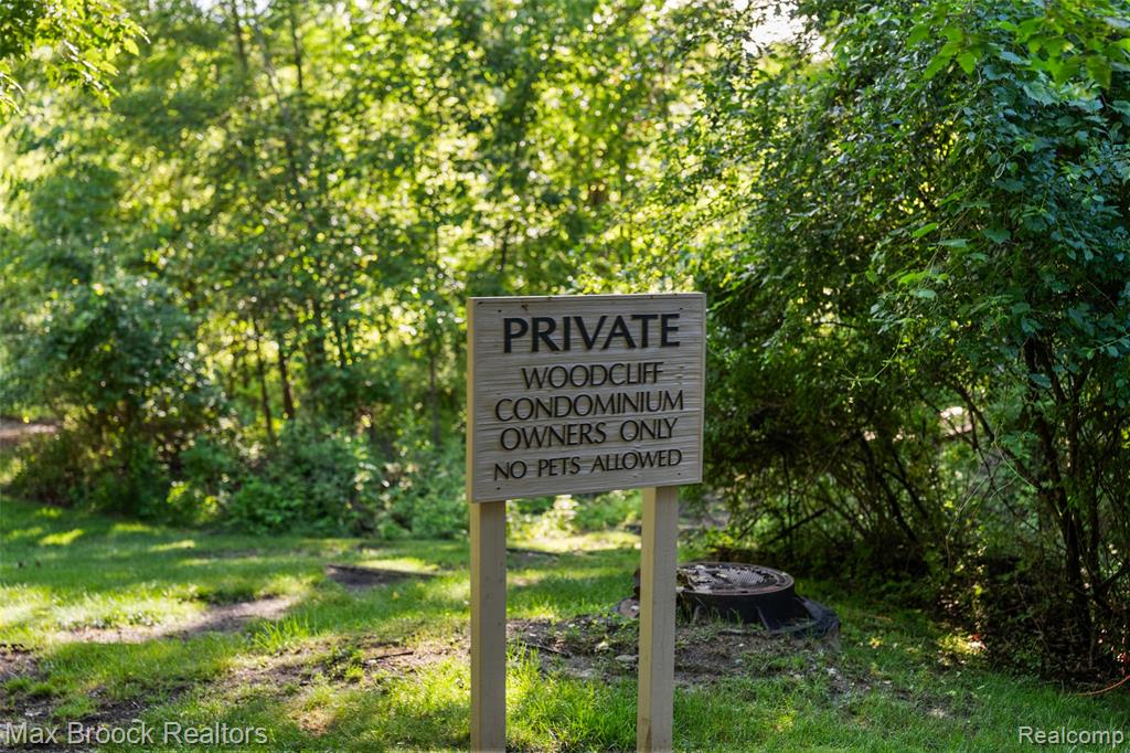 4872 Cliffside Drive, West Bloomfield, MI 48323 — Photo 37