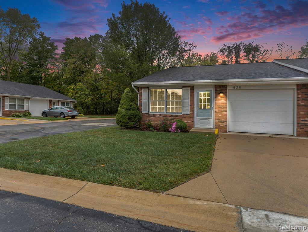 620 YORKSHIRE Square, Milan, MI 48160 — Photo 2