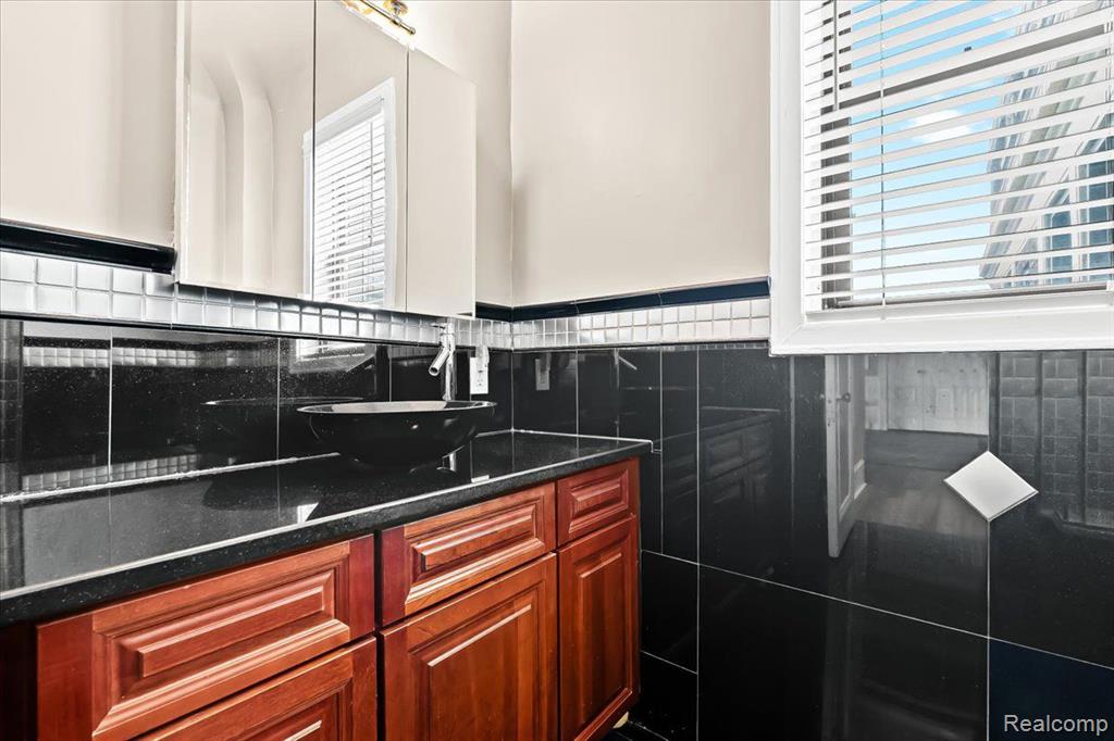 2900 E JEFFERSON Avenue S, 60-B8, Detroit, MI 48207 — Photo 18