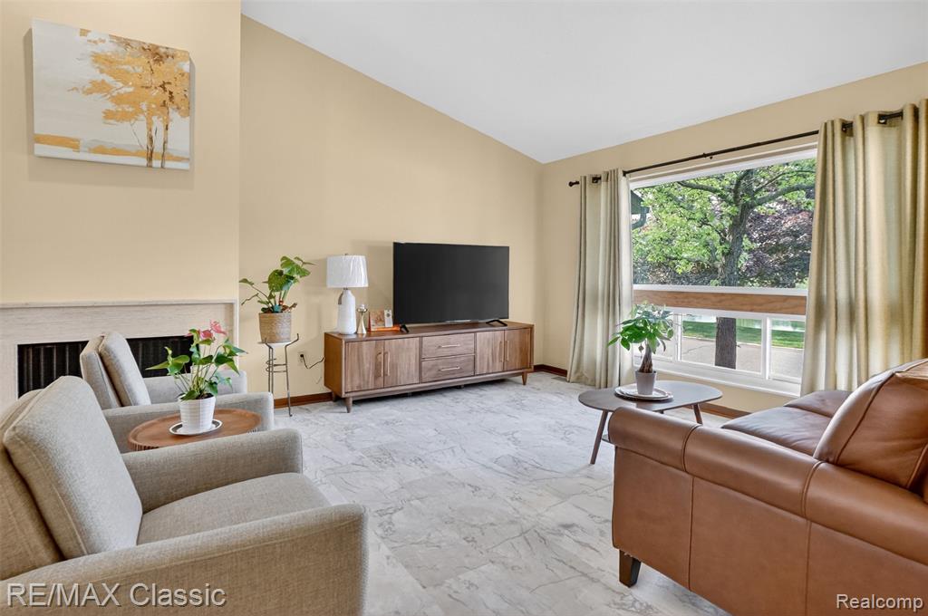 2061 Burgundy Street, West Bloomfield, MI 48323 — Photo 24