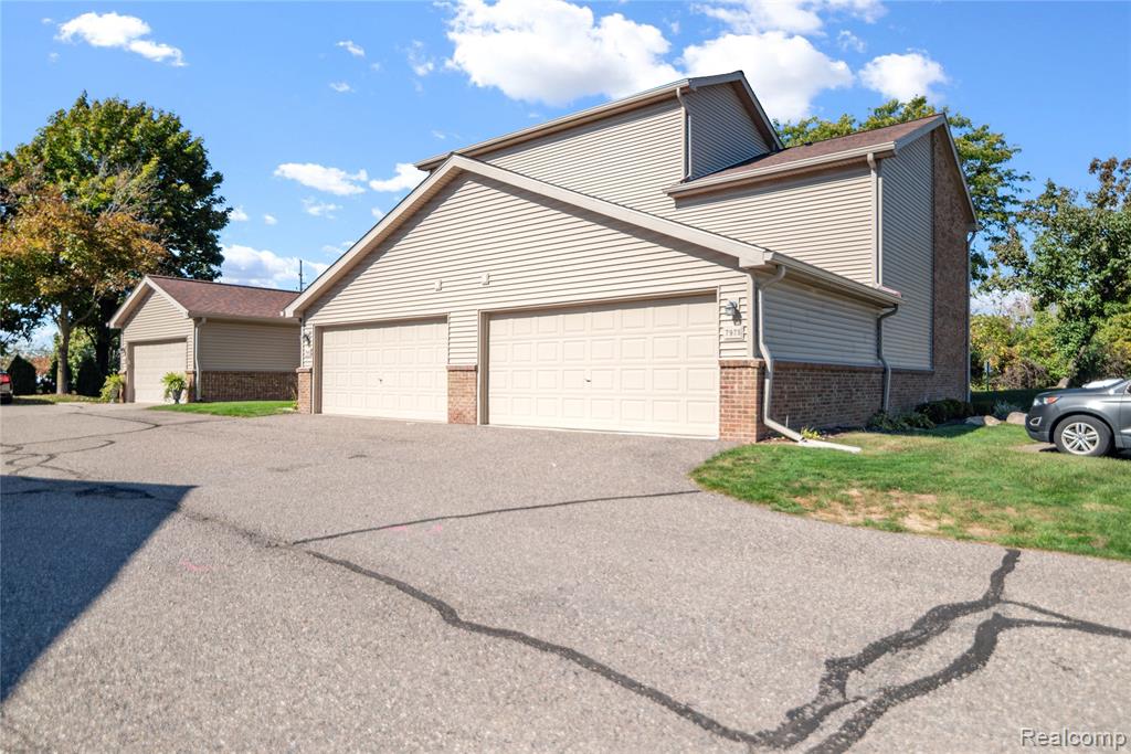 7975 Woodingham, West Bloomfield, MI — Photo 2