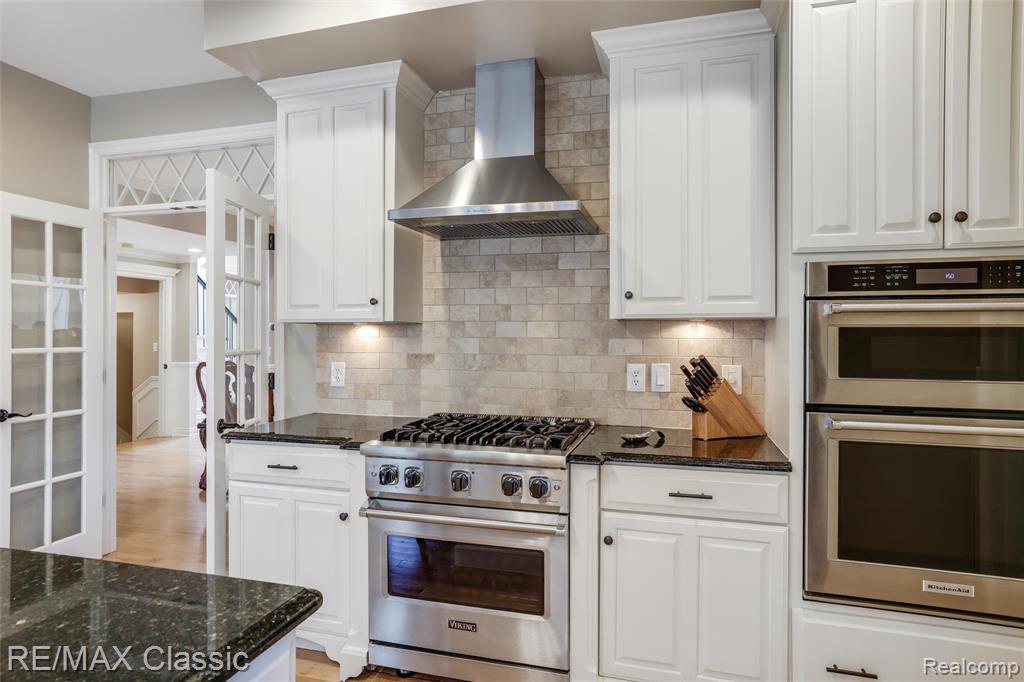 18438 Clairmont Circle E, Northville, MI 48168 — Photo 26