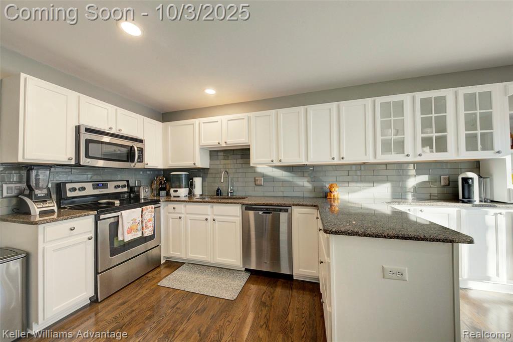 988 Calpernia, Wixom, MI 48393 — Photo 23
